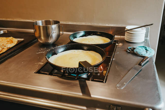 Сковороди зі смаженими млинцями — стокове фото