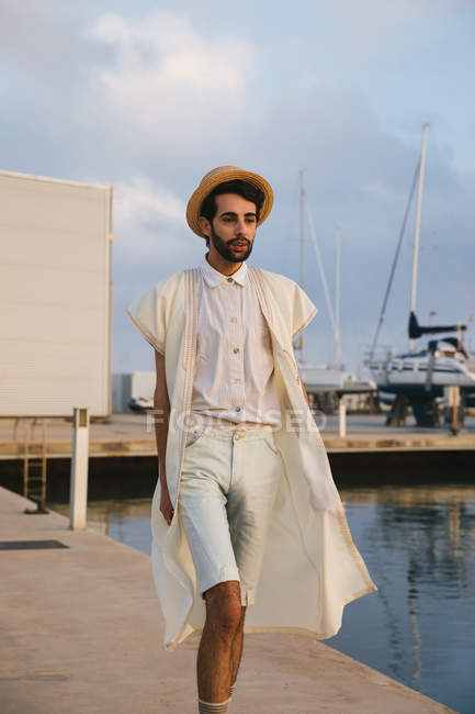 Modemann geht auf Seebrücke — Stockfoto