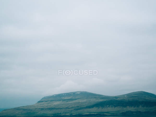 Neblige Landschaft von Hügeln — Stockfoto