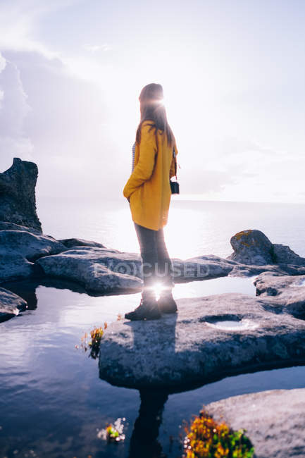 Chica admirando el paisaje marino - foto de stock