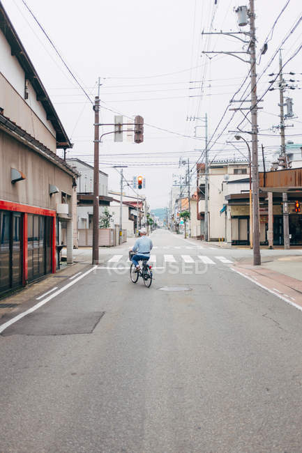 Persona che va al bivio in bicicletta — Foto stock