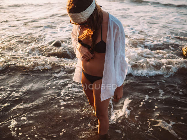 Caminhada feminina na praia . — Fotografia de Stock
