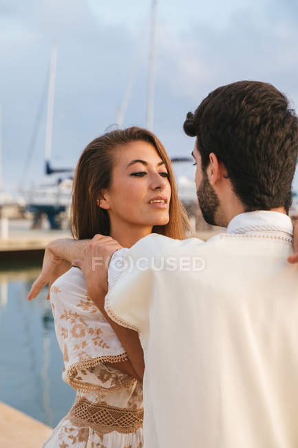 Couple looking at each other — Stock Photo