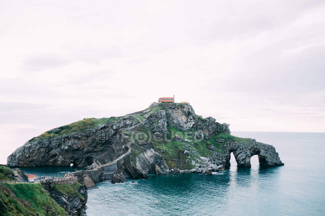 Casa situada en acantilado isla - foto de stock