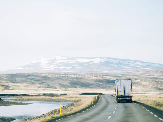Carretera con camión de carga - foto de stock