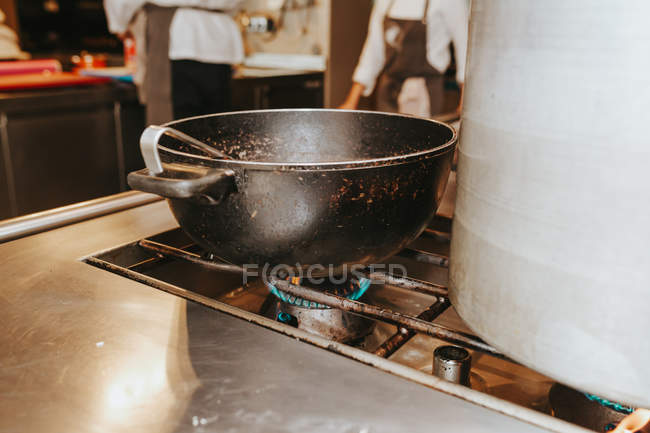 Panela profunda no fogão — Fotografia de Stock
