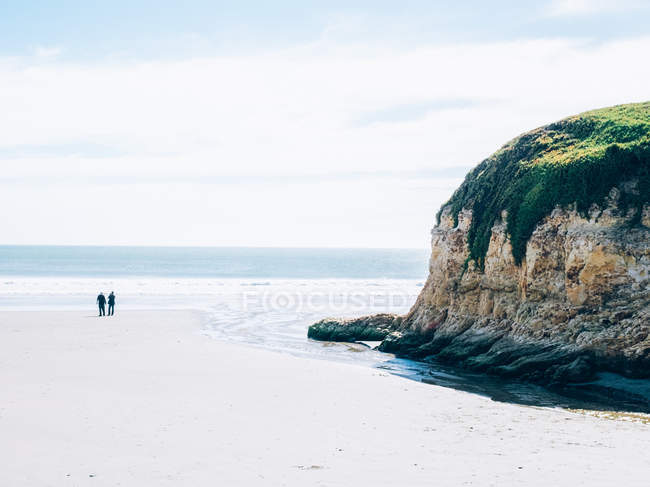 Paar an Küste in der Nähe von Felsen — Stockfoto