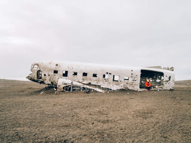 Mulher sentada em destroços de avião velho — Fotografia de Stock