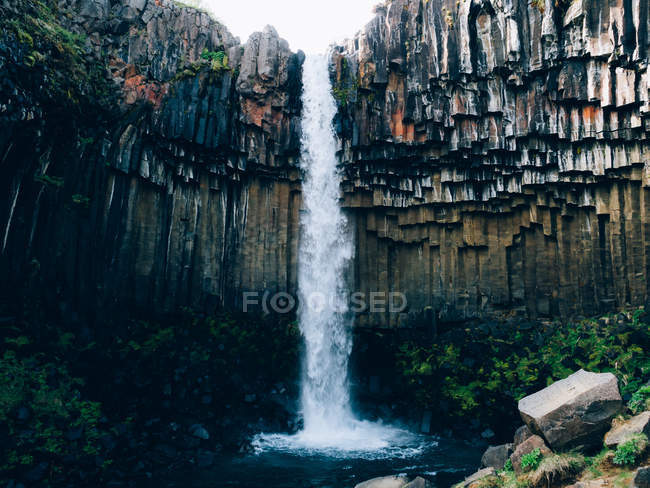 Poderosa cascada en Islandia - foto de stock