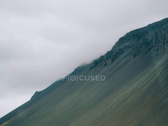 Nordischer Hügel über bewölktem Himmel — Stockfoto