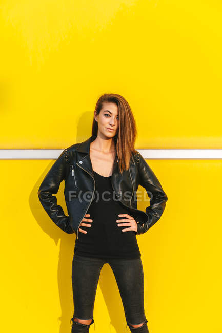 Fashion girl in leather coat posing — Stock Photo
