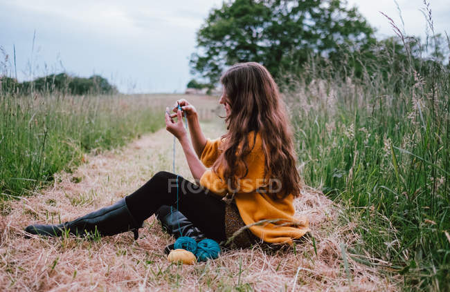 Mujer vinculante en la hierba - foto de stock
