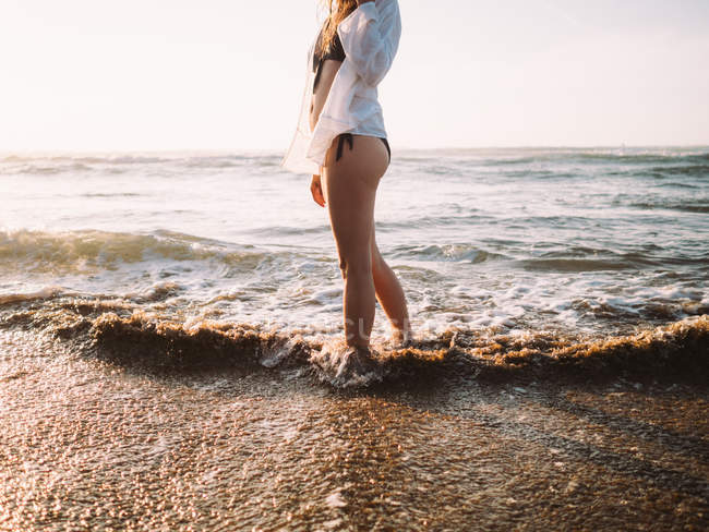 Promenade féminine à la plage
. — Photo de stock