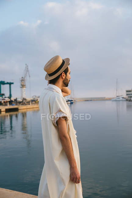 Людина в капелюсі захоплюється водяним пейзажем — стокове фото