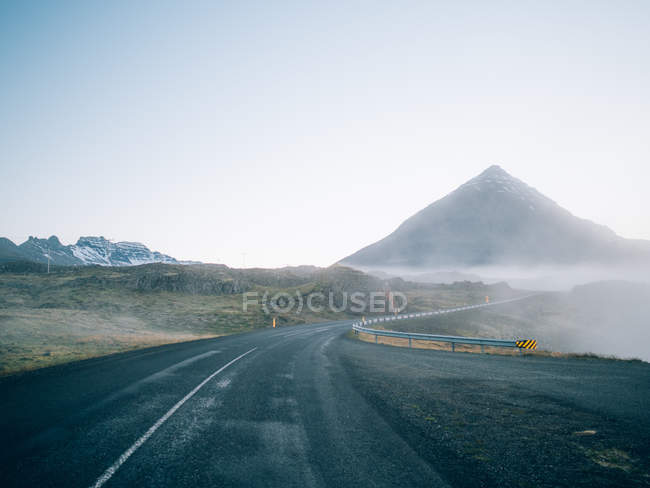 Пустой туманный путь — стоковое фото