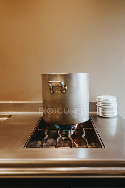 Casserole sur cuisinière à gaz — Photo de stock