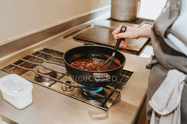 Cocinar haciendo salsa - foto de stock