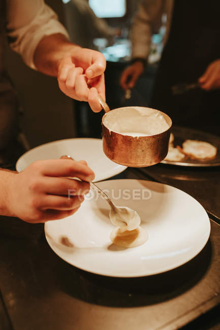 Cozinheiros mãos prato saucing — Fotografia de Stock