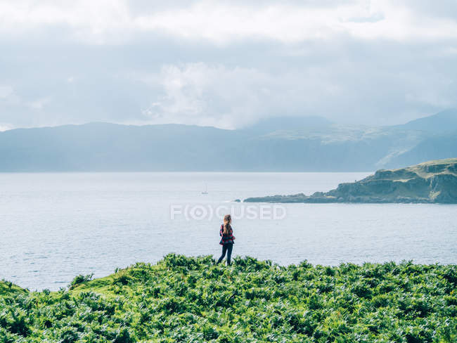 Femme regardant le paysage marin — Photo de stock