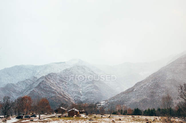 Pueblo de invierno en las montañas - foto de stock