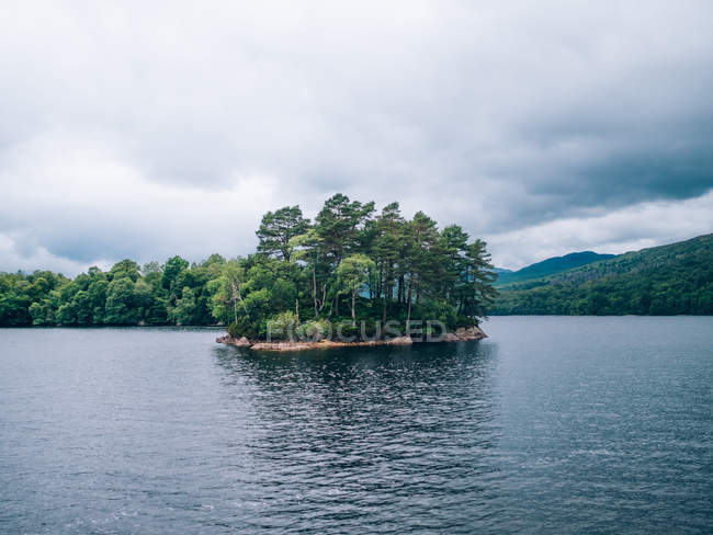 Isla en lago de montaña - foto de stock