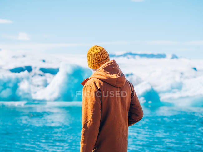 Uomo che guarda il ghiacciaio — Foto stock