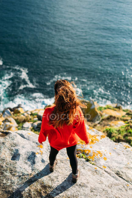 Дівчина стоїть на краю скелі — стокове фото