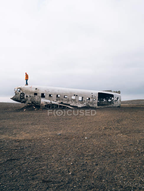 Homem está em destroços de avião velho — Fotografia de Stock