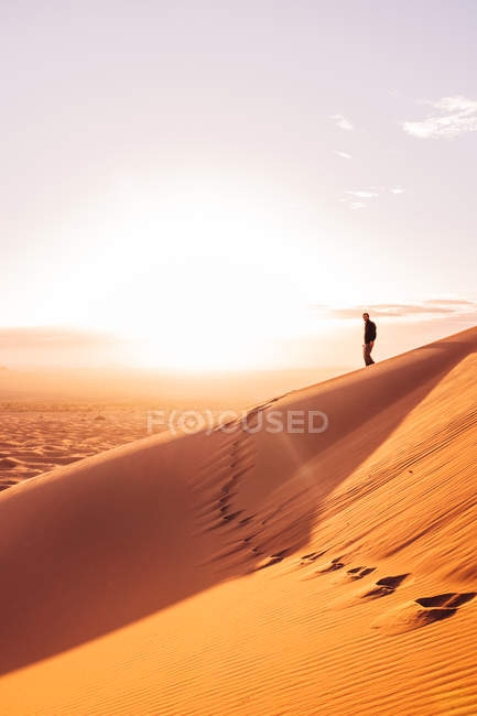 Людина загубилася у величезній пустелі — стокове фото