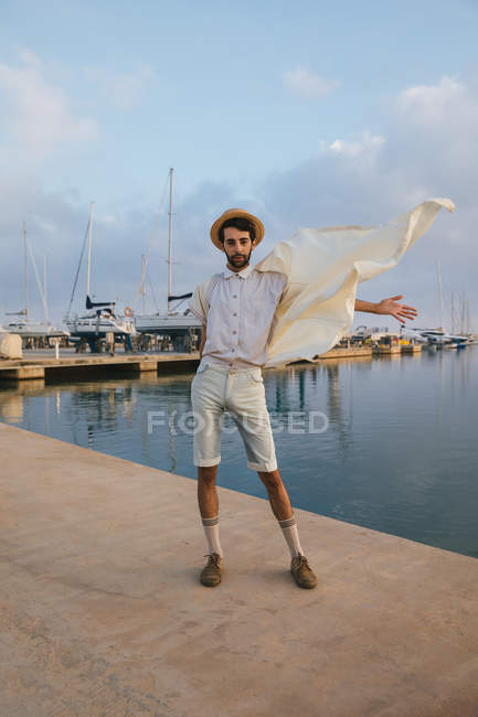 Homme posant sur la jetée — Photo de stock