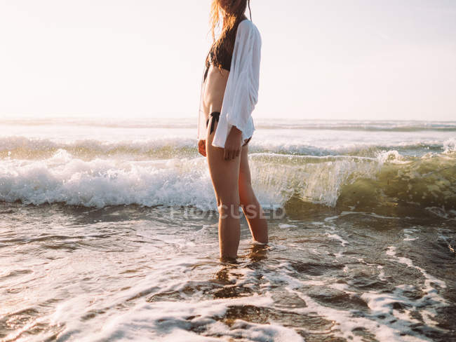Passeggiata femminile in spiaggia . — Foto stock