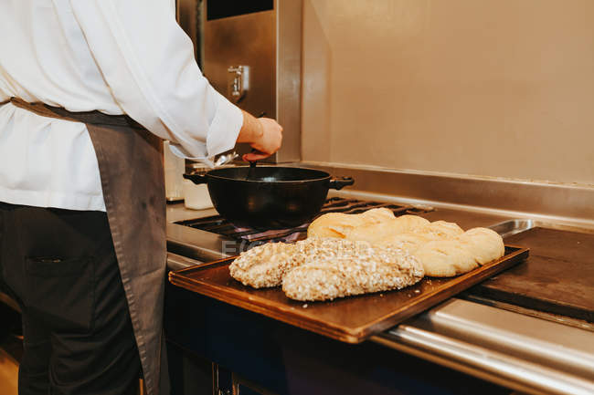 Frisch gebackenes Brot auf dem Tisch — Stockfoto