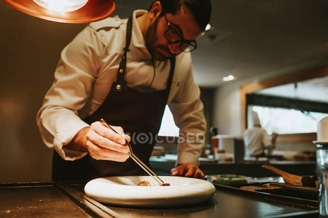 Cheff decorating dish — Stock Photo