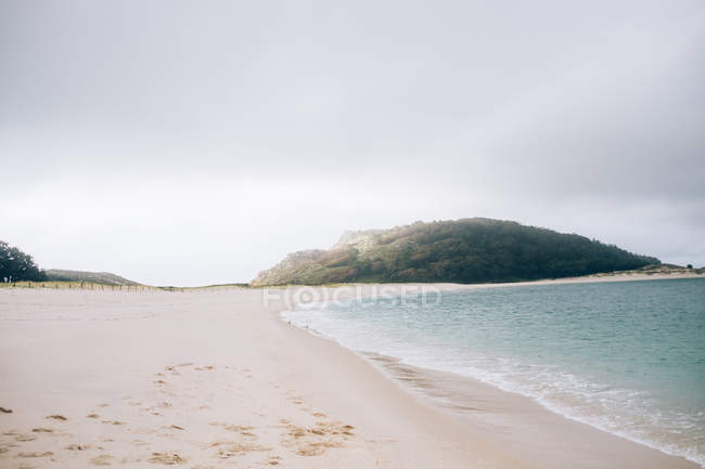Песчаный берег над горой — стоковое фото