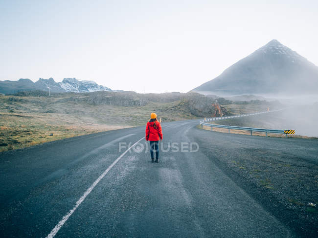 Женщина идет по дороге — стоковое фото