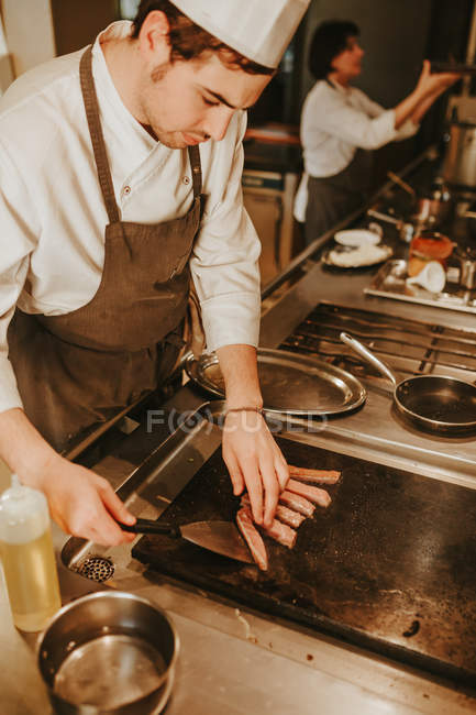 Cook friyng tunna on stove — Stock Photo