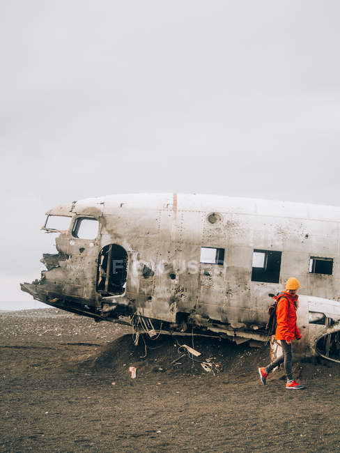 Mulher contra velhos destroços de avião — Fotografia de Stock