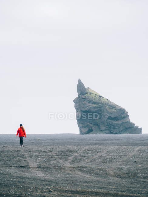 La donna cammina lungo il deserto — Foto stock