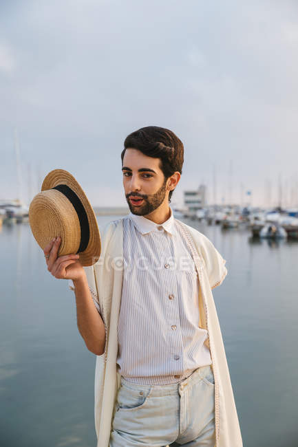 Чоловік позує з капелюхом — стокове фото