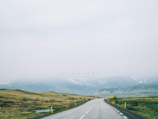 Route menant aux monts brumeux — Photo de stock