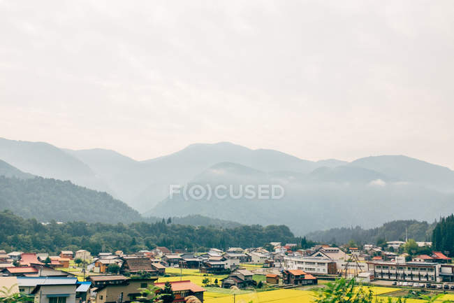 Village sous les collines — Photo de stock