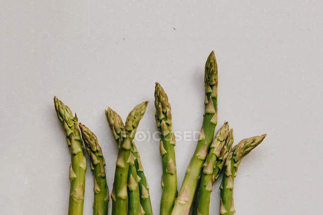 Mazzo di asparagi freschi — Foto stock
