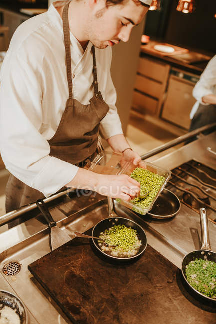 Cozinhar colocando pêras na panela — Fotografia de Stock