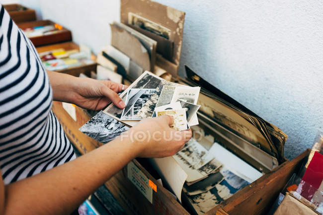 Persona sosteniendo fotos vintage - foto de stock