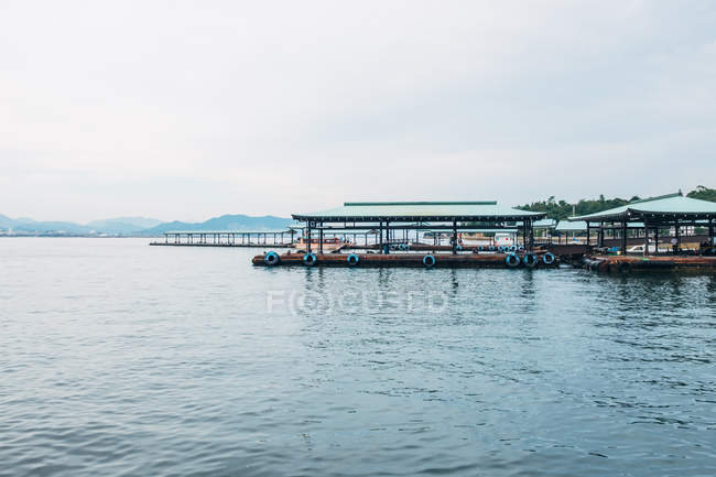 Varietà di barche parcheggiate vicino alla riva — Foto stock