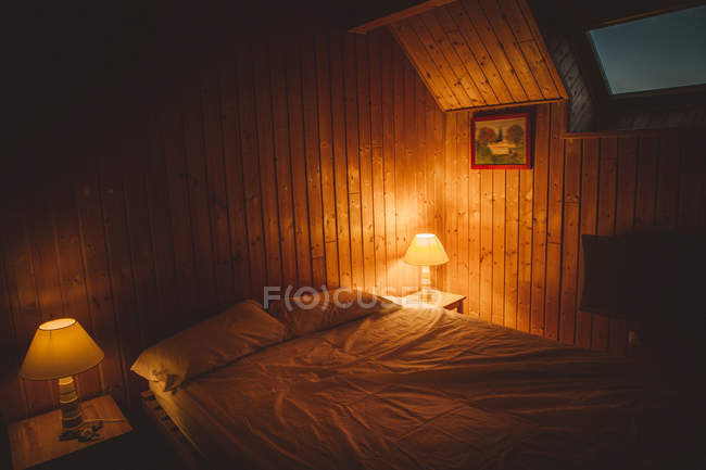 Innenraum des Schlafzimmers mit brennenden Lampen — Stockfoto