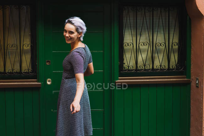 Mulher segurando maçaneta da porta — Fotografia de Stock