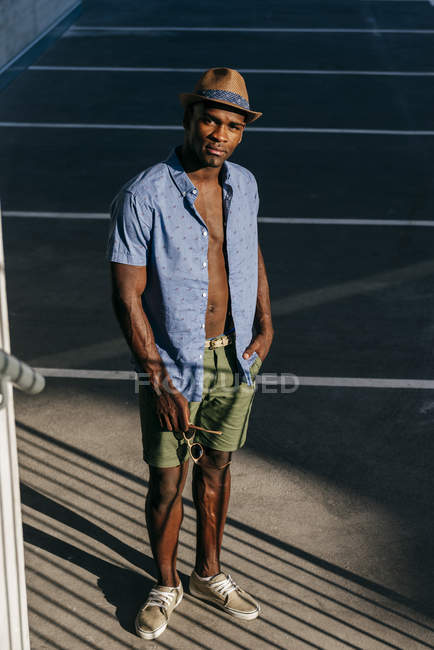 Homme noir élégant posant dans la rue — Photo de stock
