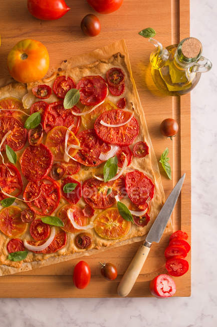 Tomato tart with onion and basil — Stock Photo