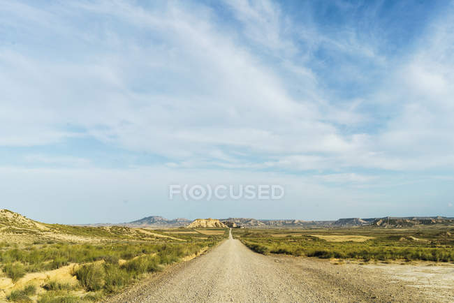 Route dans un champ de sable — Photo de stock